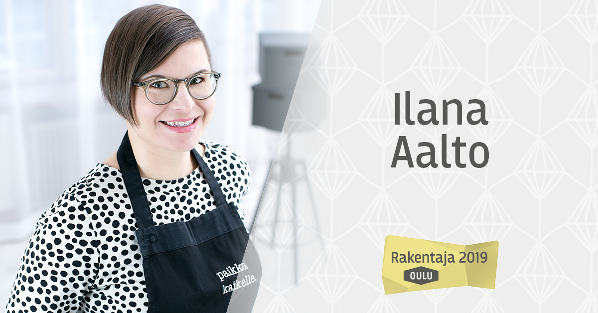 Hymyilevä Ilana Aalto pilkukas valkoinen paita ja musta esiliina päällään sekä Rakentaja 2019 Oulu -logo
