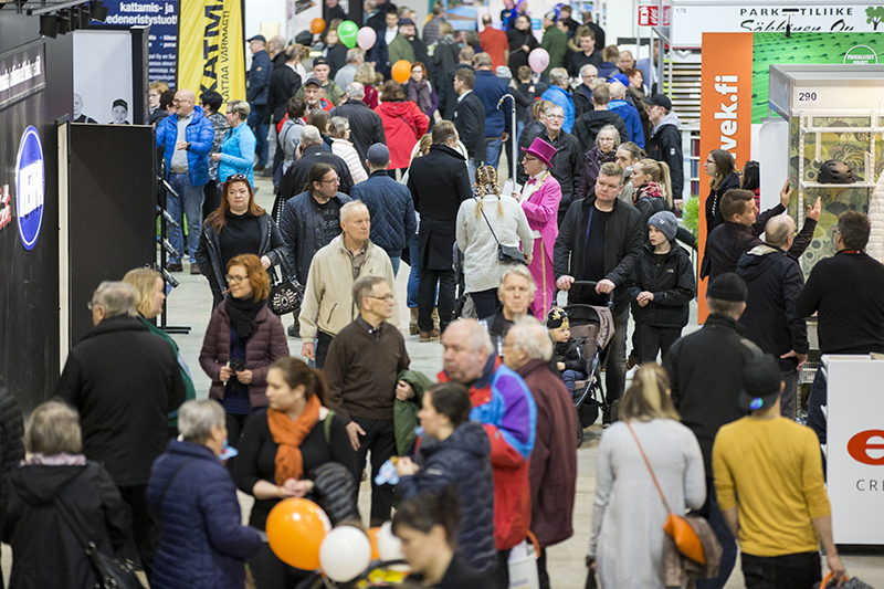 Messukäytävä täynnä kävijöitä kiertelemässä messuosastoja Rakentaja 2019 Oulu -tapahtumassa