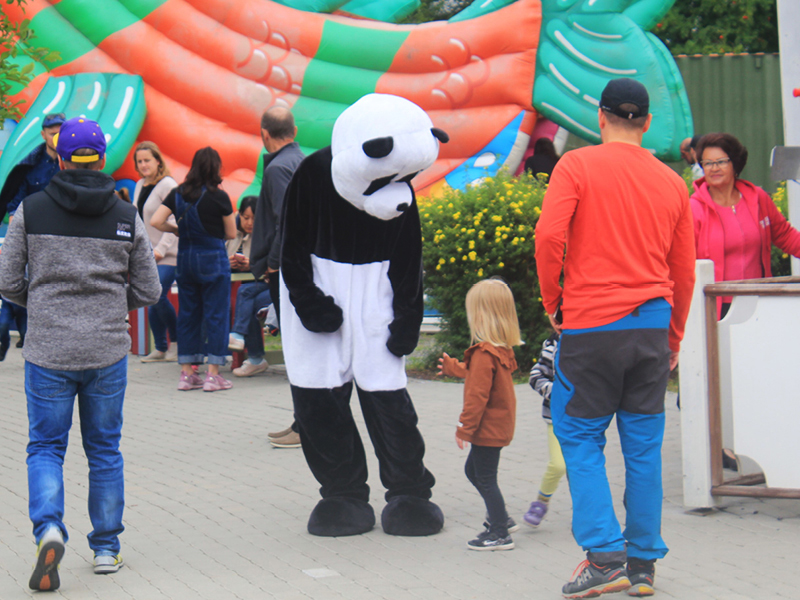 Panda pukuun sonnustautunut henkilö pienen lapsen kanssa Vekkulit Vestarit -tapahtuman kävelytiellä