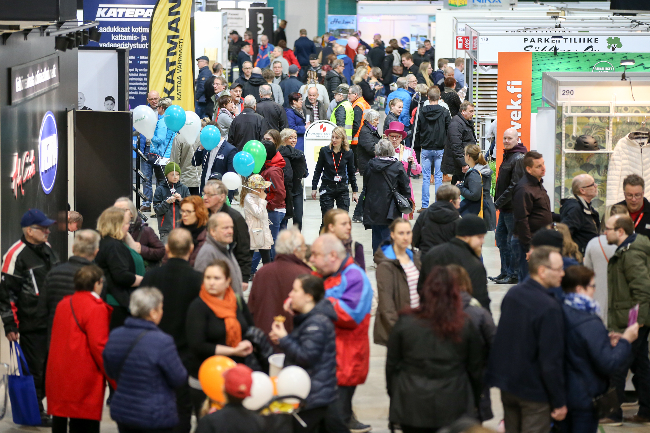 Runsaasti messuvieraita kävelemässä ruuhkaisella messukäytävällä Rakentaja messuilla
