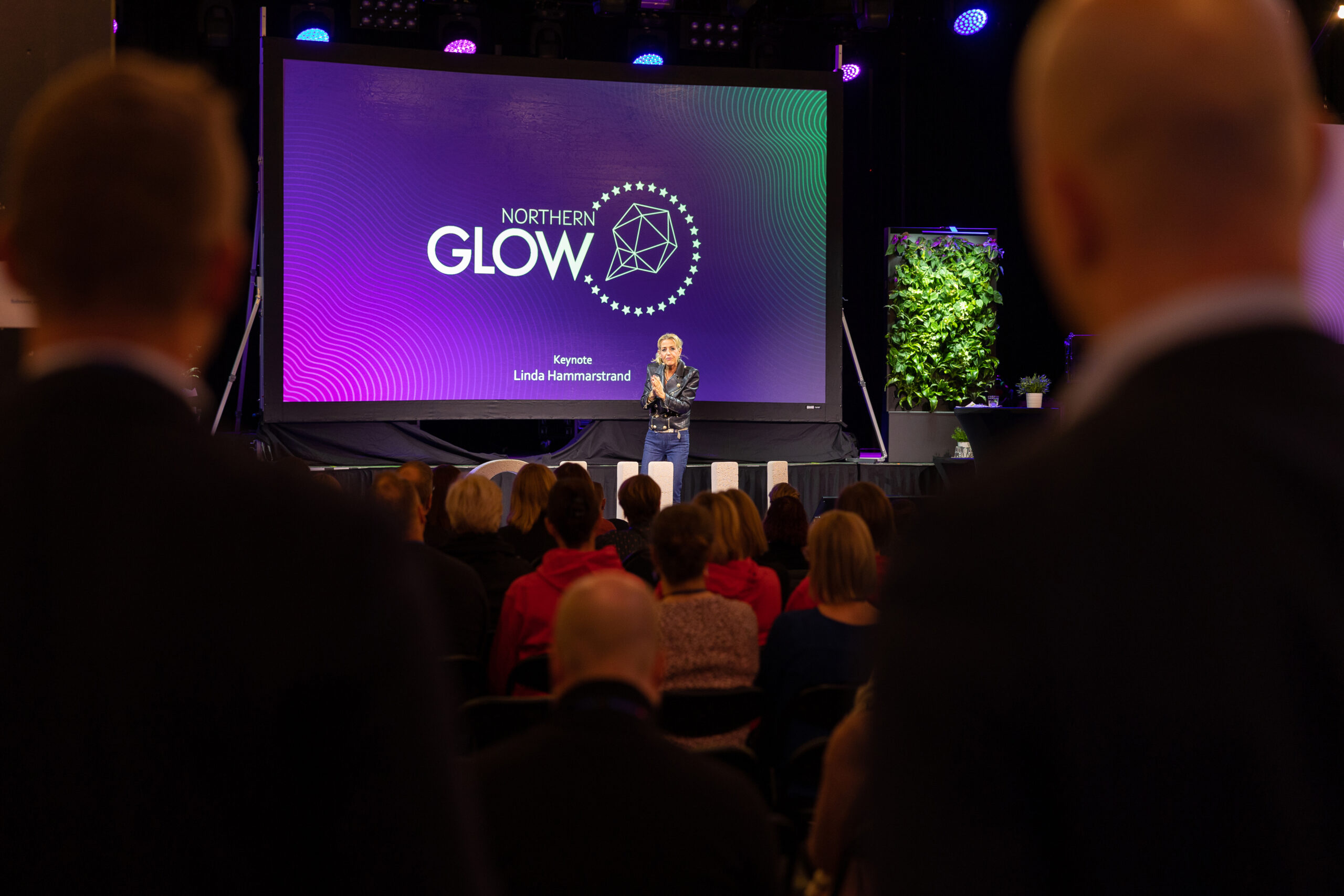 Nahkatakkinen puhuja Linda Hammarstrand puhumassa Northern Glow -bisnesfoorumissa yleisön edessä Tullisalin päälavalla